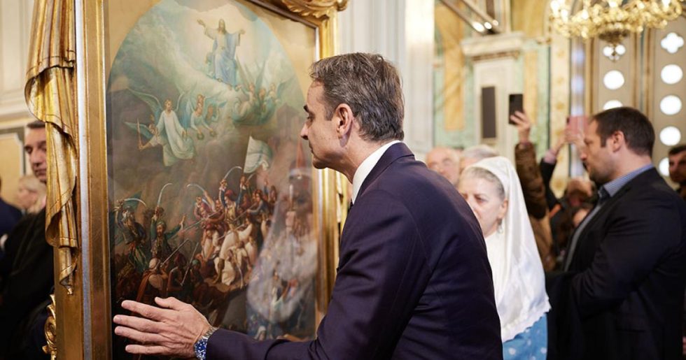 Οταν ο πρωθυπουργός ασπάστηκε ένα έργο τέχνης